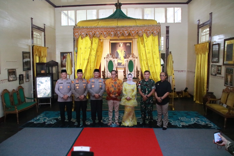 Kapolda Kalbar Irjen Pol. Dr. Pipit Rismanto Silaturahmi ke Sultan Pontianak IX, Perkuat Sinergi Pasca Lebaran
