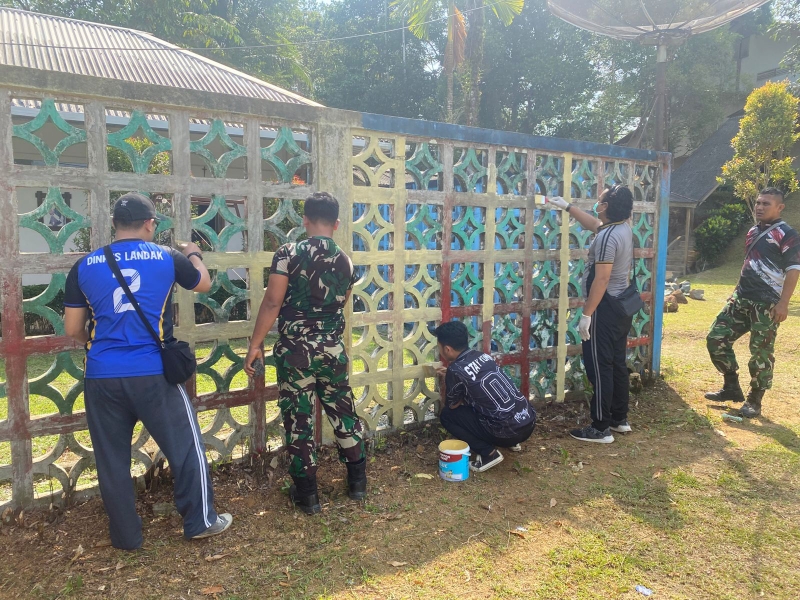 Polsek Menyuke Bersama Koramil dan Warga Gelar Aksi Peduli Lingkungan
