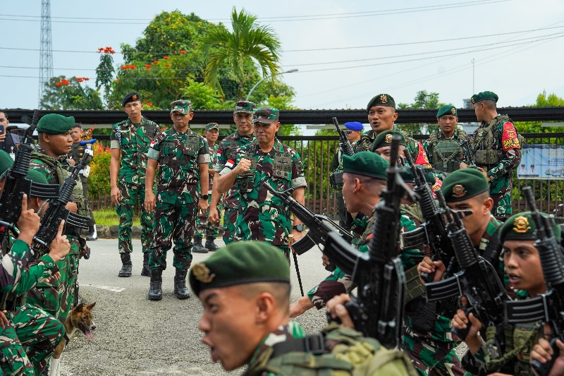 Pangdam XII/Tpr Mayjen TNI Novi Rubadi Sugito Kunjungi Pos Gabma Temajuk, Beri Motivasi Prajurit di Perbatasan