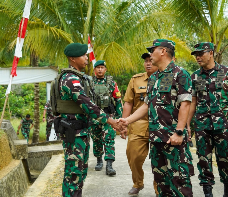 Pangdam XII/Tpr Mayjen TNI Novi Rubadi Sugito Kunjungi Pos Gabma Temajuk, Perkuat Semangat Prajurit Perbatasan