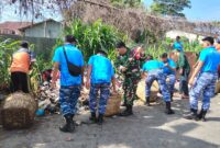 Babinsa Koramil 1202-01/Singkawang Barat dan Warga Gotong Royong Bersihkan Sampah di Kelurahan Pasiran