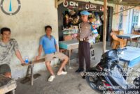 Polisi Humanis di Air Besar, Kanit Provos Sambangi Warga di Warung dan Beri Imbauan