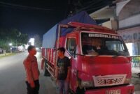 Patroli Malam Penuh Kepedulian, Polisi Sapa Sopir Truk Jelang Berangkat