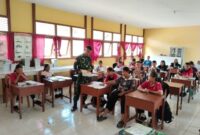 “Tanamkan Semangat Cinta Tanah Air”, Babinsa Koramil Puring Kencana Berikan Materi Wawasan Kebangsaan di SDN 01 Kantuk