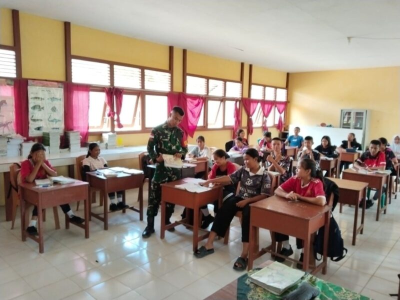 “Tanamkan Semangat Cinta Tanah Air”, Babinsa Koramil Puring Kencana Berikan Materi Wawasan Kebangsaan di SDN 01 Kantuk