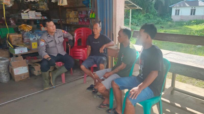 Bhabinkamtibmas Desa Sompak Sampaikan Pesan Kamtibmas Melalui Dialog Santai Bersama Warga