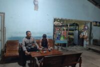 Polisi Sambangi Warga Saat Santai Malam, Sampaikan Pesan Humanis Jaga Kamtibmas