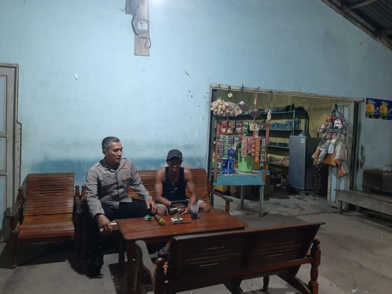 Polisi Sambangi Warga Saat Santai Malam, Sampaikan Pesan Humanis Jaga Kamtibmas