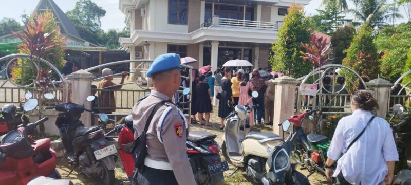 Personel Polsek Mempawah Hulu Amankan Ibadah Jumat Agung di Gereja Paroki Santo Yusuf Karangan