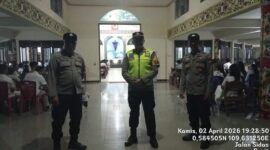Kapolsek Menyuke IPTU I Nyoman Astika, S.H. Pimpin Pengamanan Misa Kamis Putih di Gereja Santo Agustinus dan Santo Metias Darit