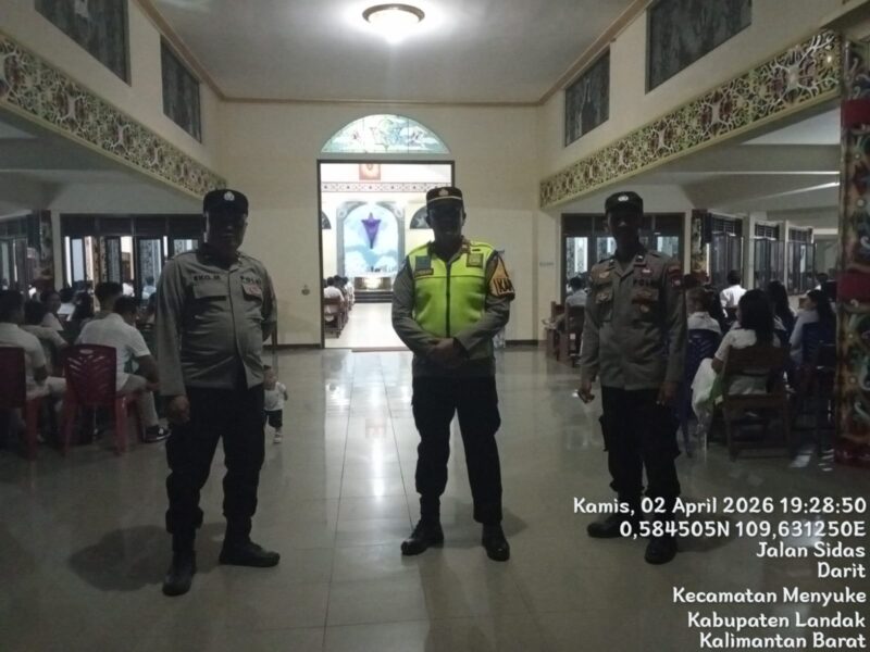 Kapolsek Menyuke IPTU I Nyoman Astika, S.H. Pimpin Pengamanan Misa Kamis Putih di Gereja Santo Agustinus dan Santo Metias Darit