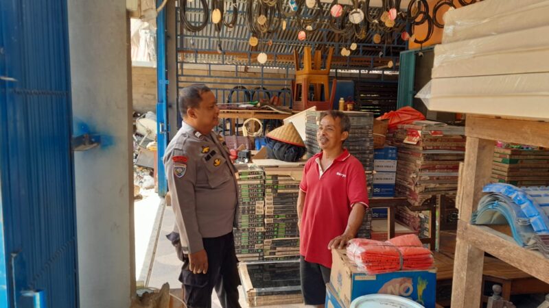 Patroli Siang Hari Libur, Ipda Rudiansyah Ingatkan Pemilik Toko Bangunan Tetap Waspada