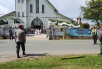 Anggota Koramil 01/Sambas Kawal Ibadah Misa Jumat Agung di Desa Durian Sambas