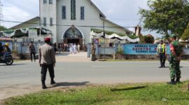 Anggota Koramil 01/Sambas Kawal Ibadah Misa Jumat Agung di Desa Durian Sambas