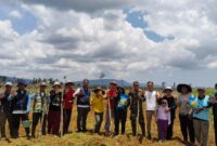 Babinsa Desa Sungai Bening Sertu Hendra Aci Kawal Tanam Padi di Sajingan Besar