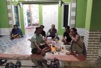 Polisi Sapa Warga di Teras Rumah Saat Patroli Malam di Mandor