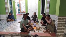 Polisi Sapa Warga di Teras Rumah Saat Patroli Malam di Mandor