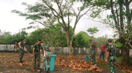 Korem 121/Abw Gelar Karya Bakti Bersihkan TMP Syuhada Pertiwi Sintang, Wujud Penghormatan kepada Pahlawan