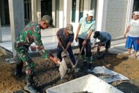 Dekat Dengan Warga, Babinsa Koramil 03/Tebas Bersama Masyarakat Gotong Royong Siapkan Tempat Pengecoran Halaman Musholla