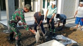 Dekat Dengan Warga, Babinsa Koramil 03/Tebas Bersama Masyarakat Gotong Royong Siapkan Tempat Pengecoran Halaman Musholla