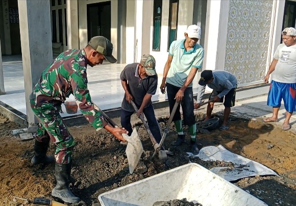 Dekat Dengan Warga, Babinsa Koramil 03/Tebas Bersama Masyarakat Gotong Royong Siapkan Tempat Pengecoran Halaman Musholla