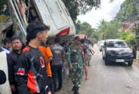 Babinsa Koramil 1204-01/Kapuas Sigap Tangani Kecelakaan Bus Damri Rem Blong di Sanggau