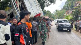 Babinsa Koramil 1204-01/Kapuas Sigap Tangani Kecelakaan Bus Damri Rem Blong di Sanggau