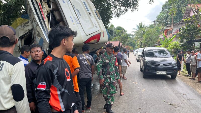 Babinsa Koramil 1204-01/Kapuas Sigap Tangani Kecelakaan Bus Damri Rem Blong di Sanggau