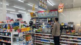 Waspada Kriminalitas, Polsek Sengah Temila Beri Imbauan Langsung kepada Kasir Alfamart