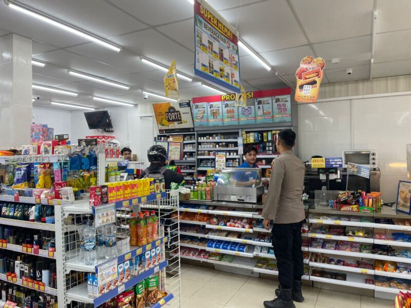 Waspada Kriminalitas, Polsek Sengah Temila Beri Imbauan Langsung kepada Kasir Alfamart