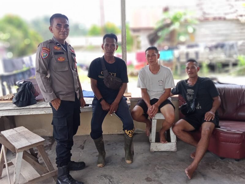 Kanit Binmas Polsek Sebangki Aipda Suriansyah Sambangi Warga, Bangun Kedekatan Humanis