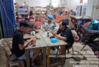 Asyik Main HP di Malam Hari, Warga Dapat Pesan Penting dari Polisi Saat Patroli Polsek Air Besar