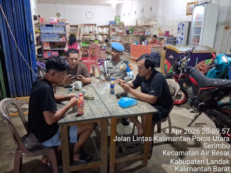 Asyik Main HP di Malam Hari, Warga Dapat Pesan Penting dari Polisi Saat Patroli Polsek Air Besar