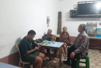 Suasana Akrab di Malam Hari, Polisi dan Warga Ngobrol Santai Bahas Keamanan di Mandor