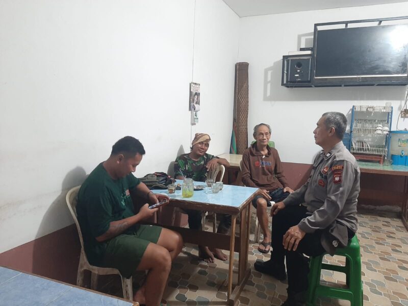 Suasana Akrab di Malam Hari, Polisi dan Warga Ngobrol Santai Bahas Keamanan di Mandor