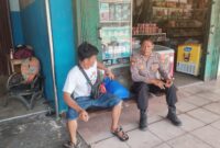 Duduk Santai di Depan Toko, Warga Dapat Himbauan Langsung dari Polisi Saat Patroli Siang