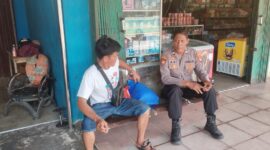 Duduk Santai di Depan Toko, Warga Dapat Himbauan Langsung dari Polisi Saat Patroli Siang