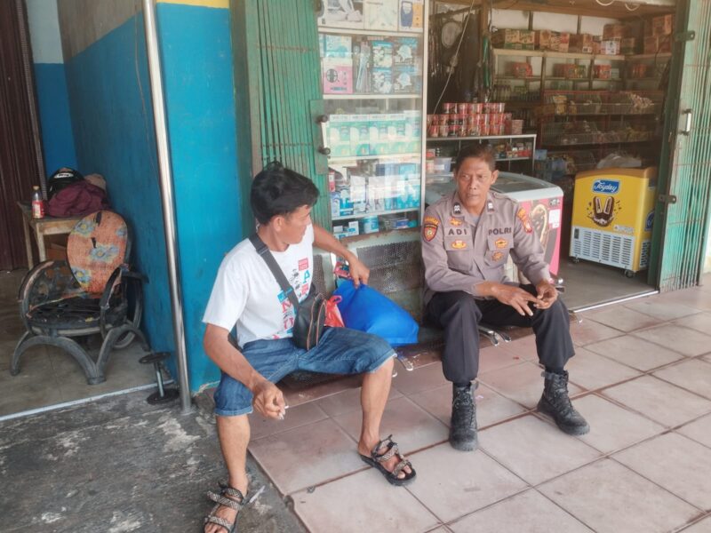 Duduk Santai di Depan Toko, Warga Dapat Himbauan Langsung dari Polisi Saat Patroli Siang