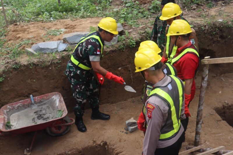 Memutus Isolasi di Garis Depan, Danrem 121/Abw Letakkan Batu Pertama Jembatan Garuda