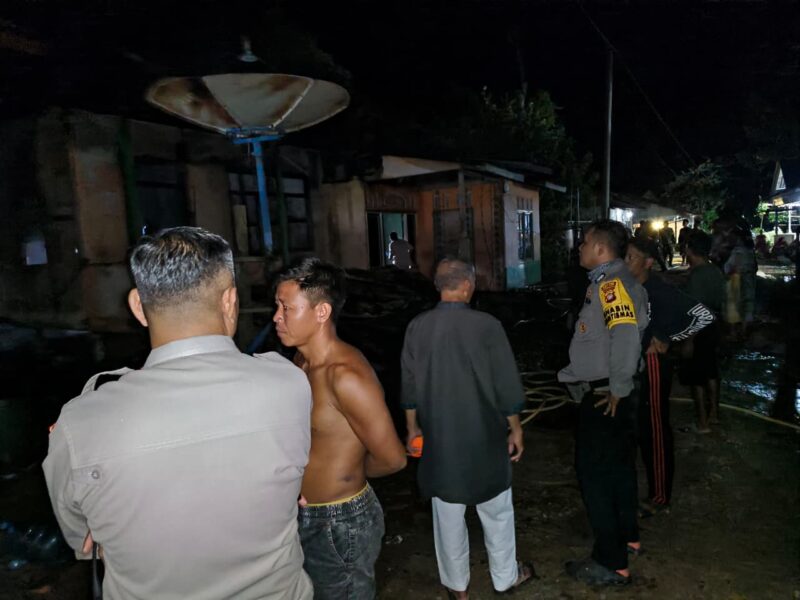 Kapolsek Menukung Datangi TKP Kebakaran di Desa Ella Hilir