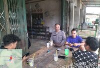 Warga Asyik Santai di Warung, Polisi Datang Bawa Pesan Kamtibmas