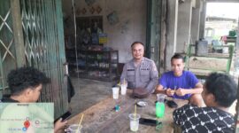 Warga Asyik Santai di Warung, Polisi Datang Bawa Pesan Kamtibmas
