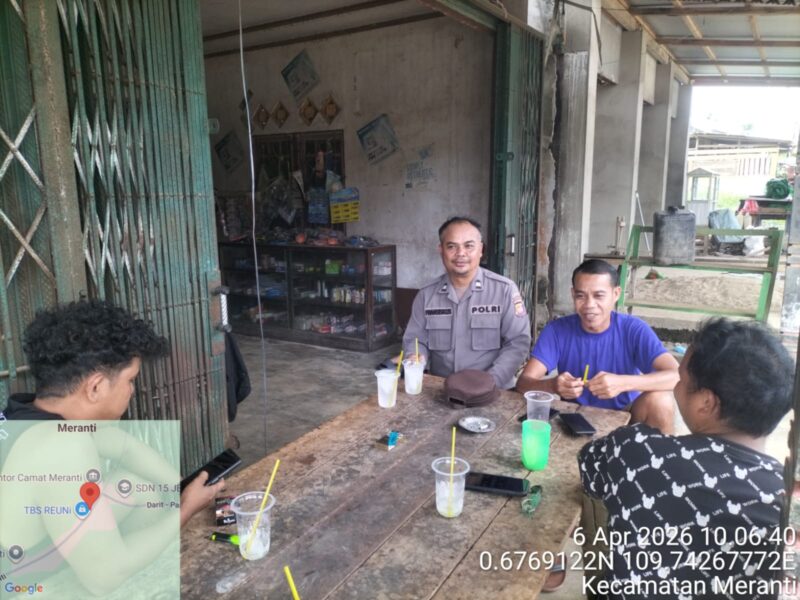 Warga Asyik Santai di Warung, Polisi Datang Bawa Pesan Kamtibmas