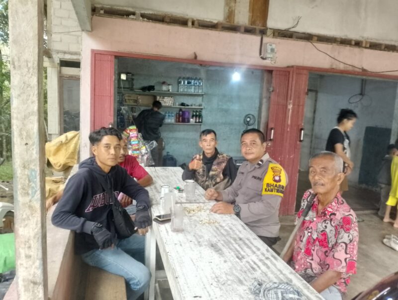 Personel Polsek Meranti Sambangi Warga di Warung, Sampaikan Pesan Kamtibmas Saat Patroli Siang