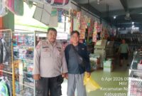 Personel Polsek Ngabang Patroli Dialogis di Lokasi Rawan, Ajak Warga Jaga Keamanan Wilayah