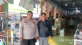 Personel Polsek Ngabang Patroli Dialogis di Lokasi Rawan, Ajak Warga Jaga Keamanan Wilayah