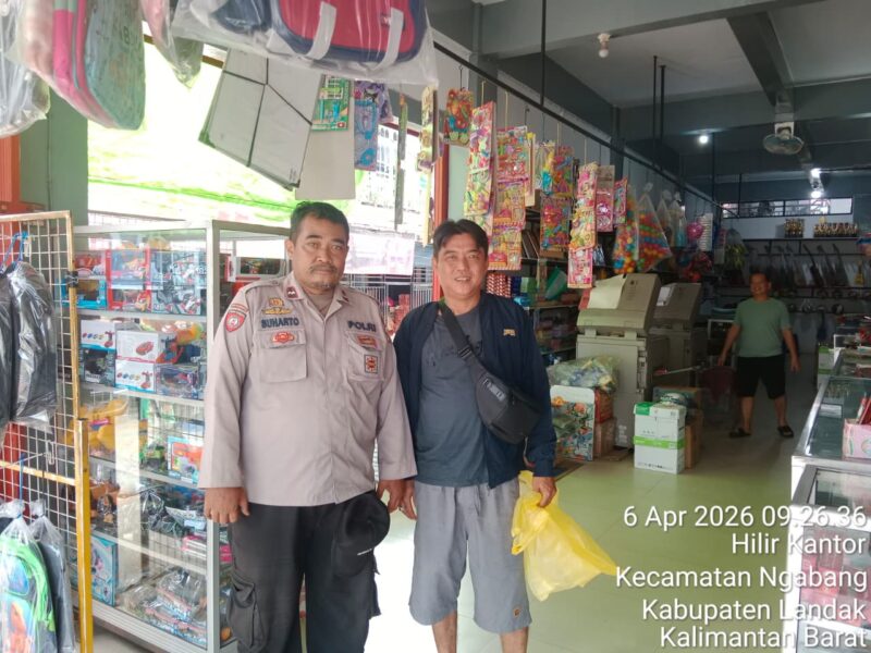 Personel Polsek Ngabang Patroli Dialogis di Lokasi Rawan, Ajak Warga Jaga Keamanan Wilayah