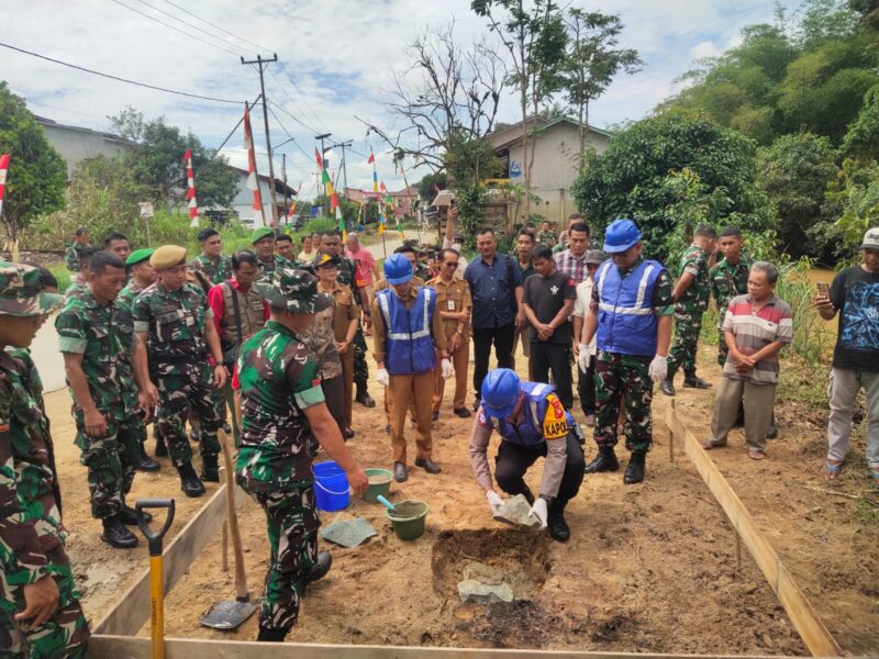 Polsek Menyuke Hadiri Peletakan Batu Pertama Jembatan Perintis Garuda di Desa Darit