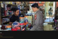 Humanis dan Preventif, Petugas Piket Polsek Sengah Temila Sampaikan Pesan Kamtibmas kepada Pemilik Toko