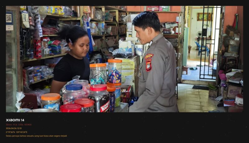 Humanis dan Preventif, Petugas Piket Polsek Sengah Temila Sampaikan Pesan Kamtibmas kepada Pemilik Toko